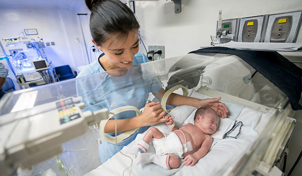 neonatal nurse with premature baby